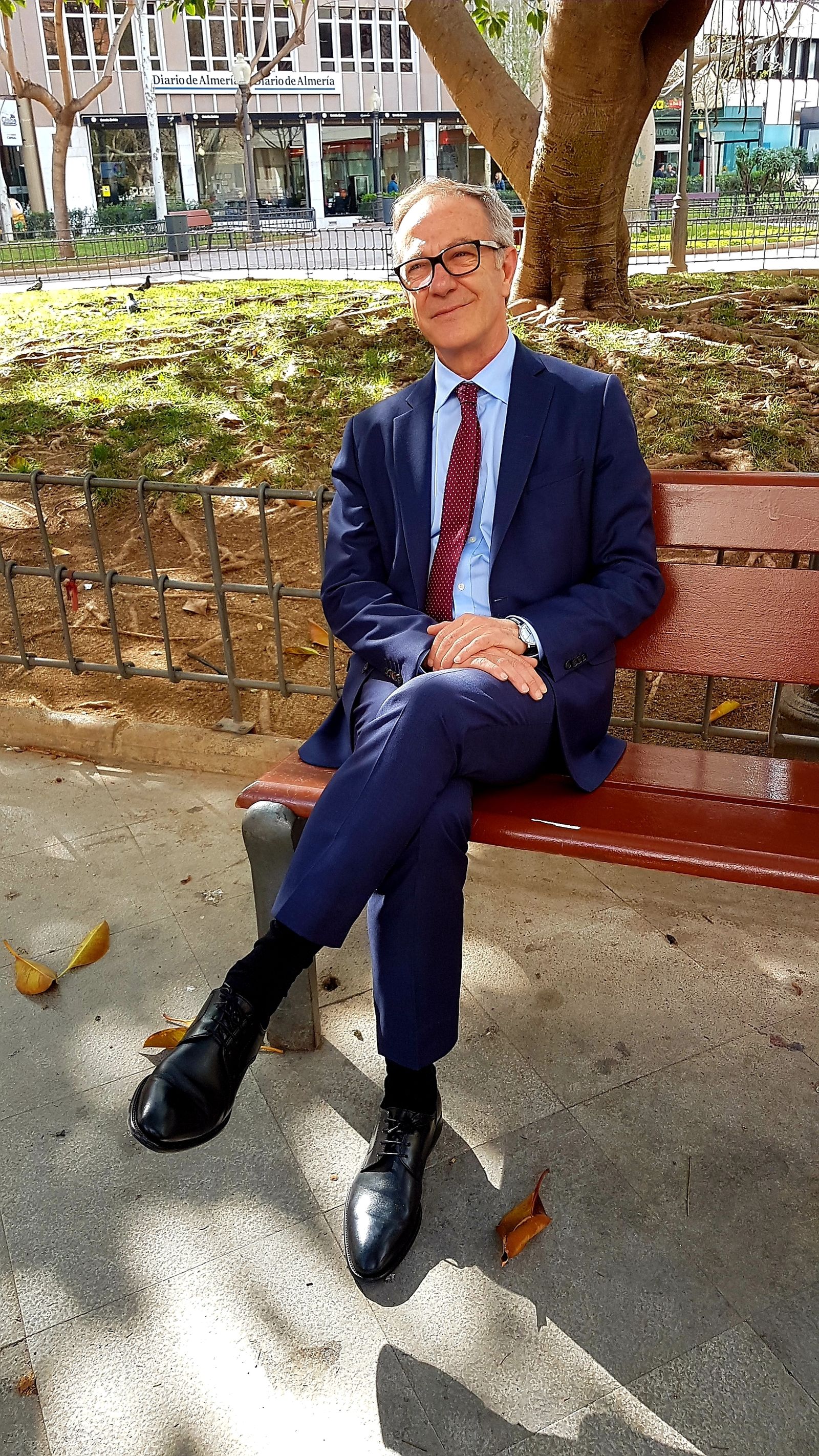 El ministro José Guirao en la plaza de Oliveros con el Diario de Almería al fondo