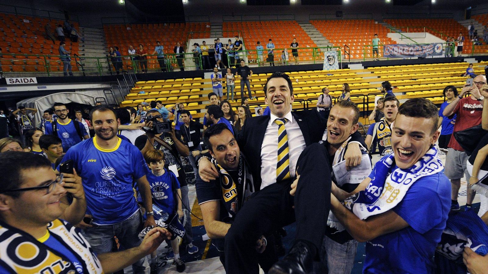 El técnico Gonzalo García de Vitoria, en la celebración del Ourense.