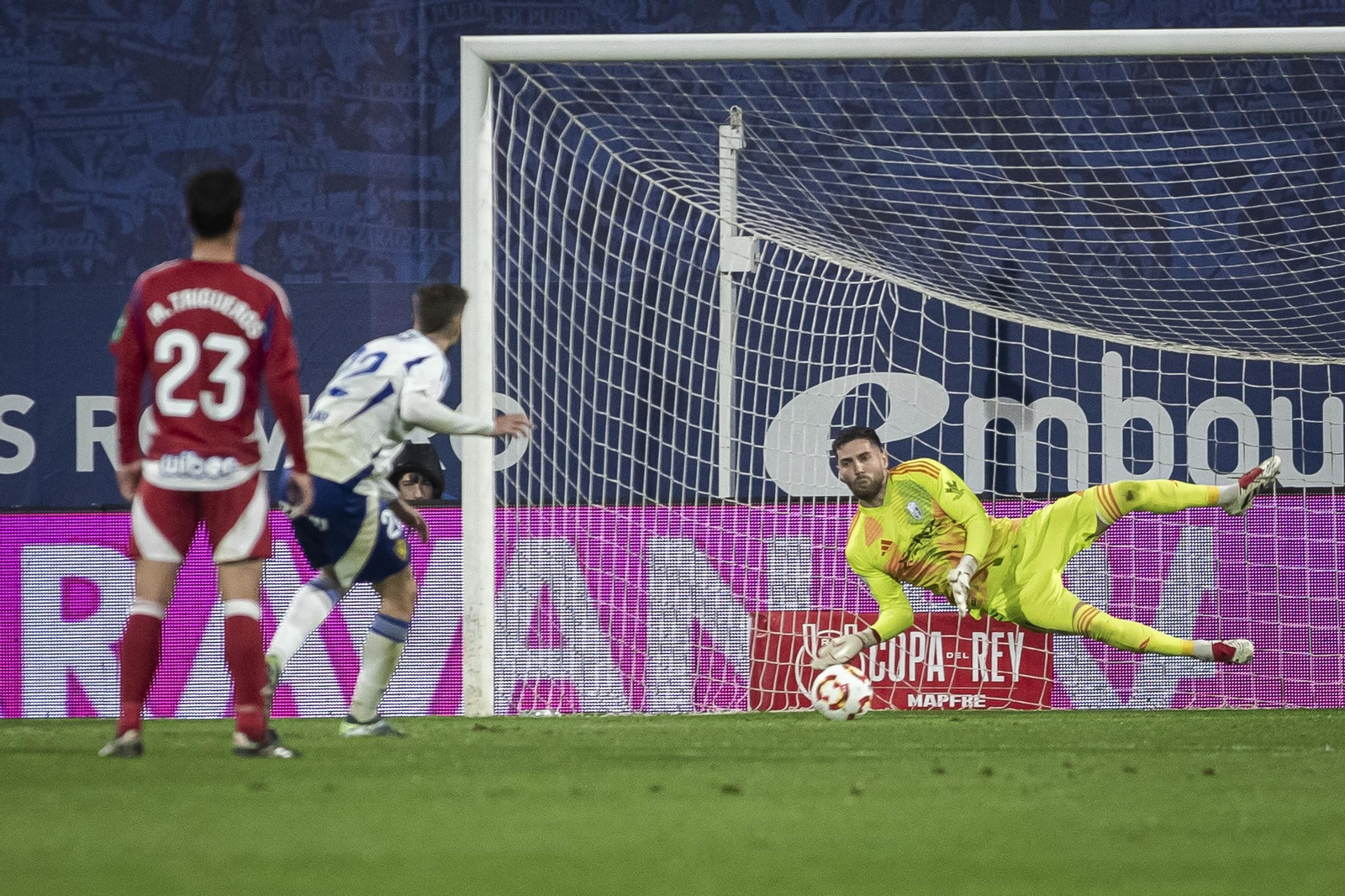 Luca Zidane parando el penalti a Marí en La Romareda
