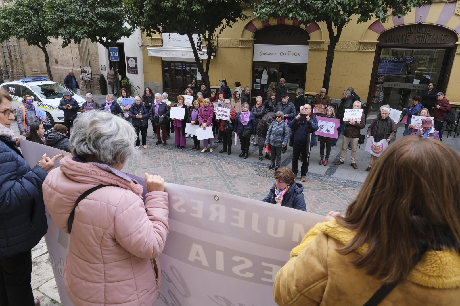 La concentración de la Revuelta de mujeres en la Iglesia en la Mezquita-Catedral de Córdoba, en imágenes