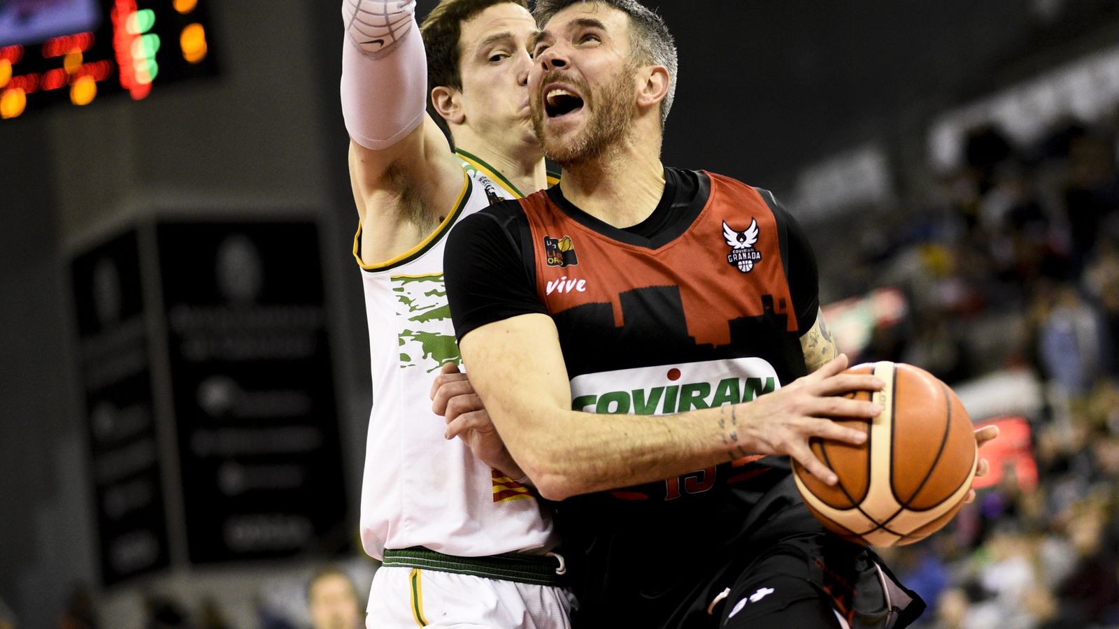 El ala-pivot pasa los días con su familia inventando actividades para no aburrirse.