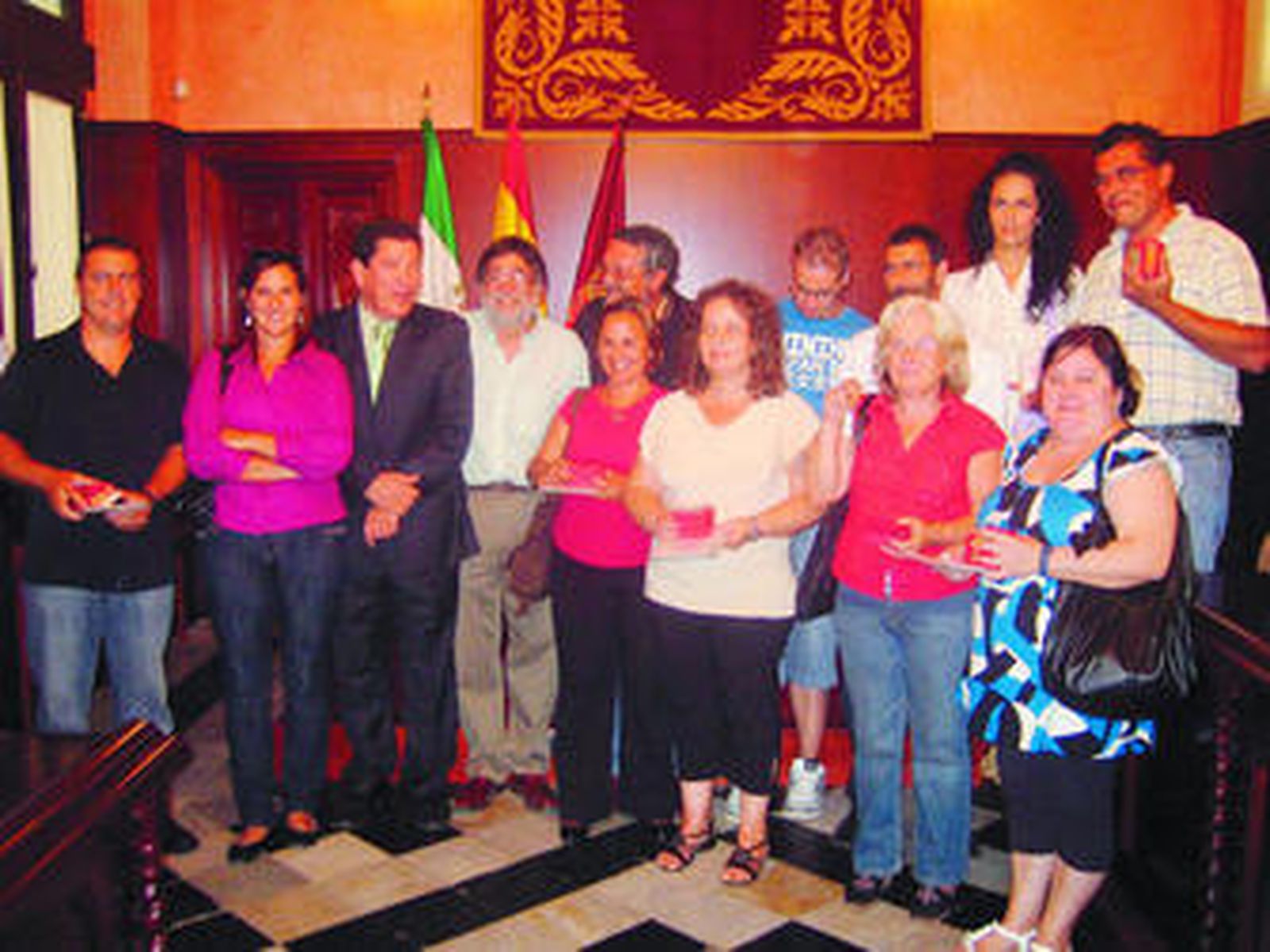 Los vecinos posan con el alcalde y el delegado de Urbanismo tras la entrega de las llaves.