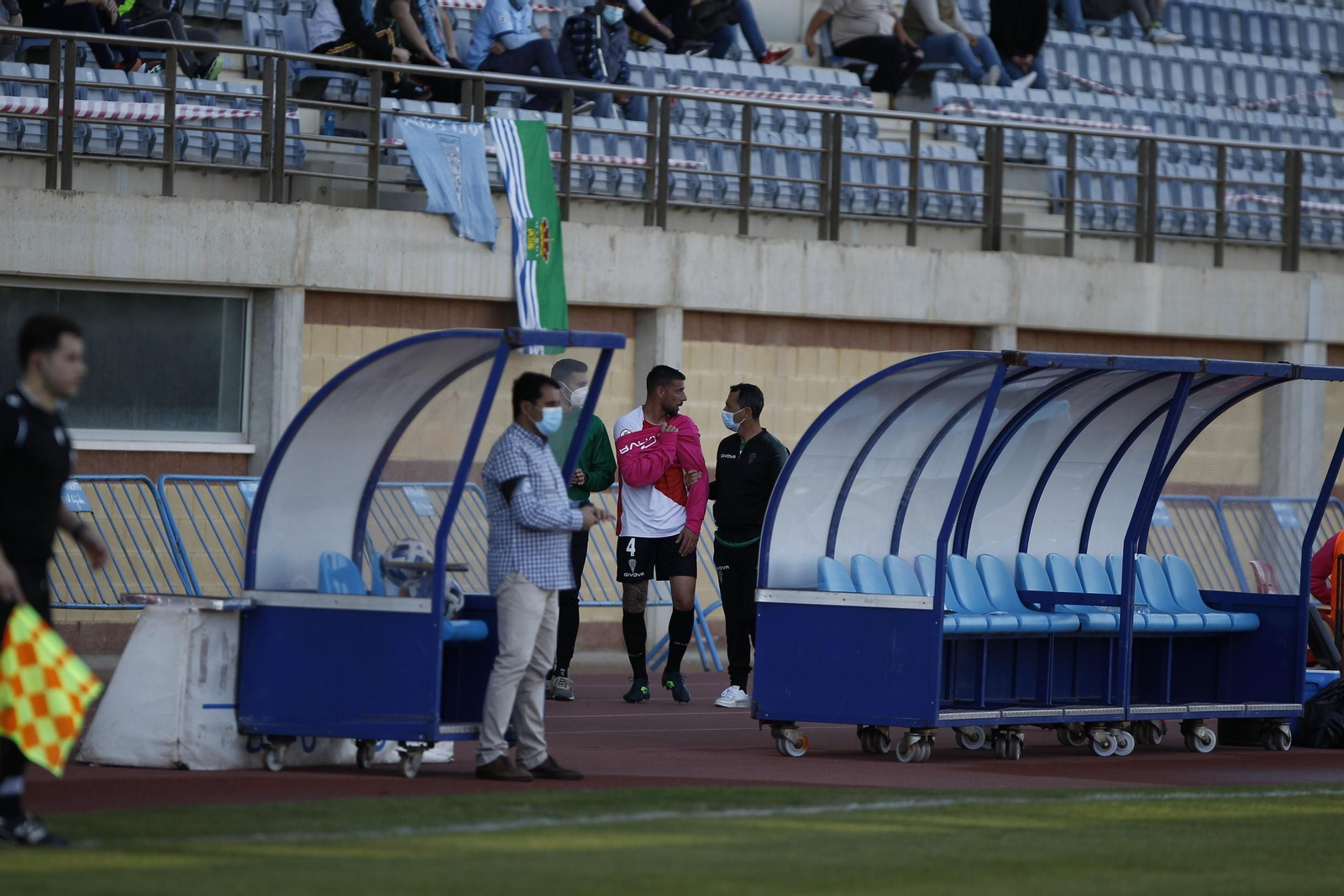 Xavi Molina, tras ser sustituido en Santo Domingo, en el partido del Córdoba CF ante El Ejido.