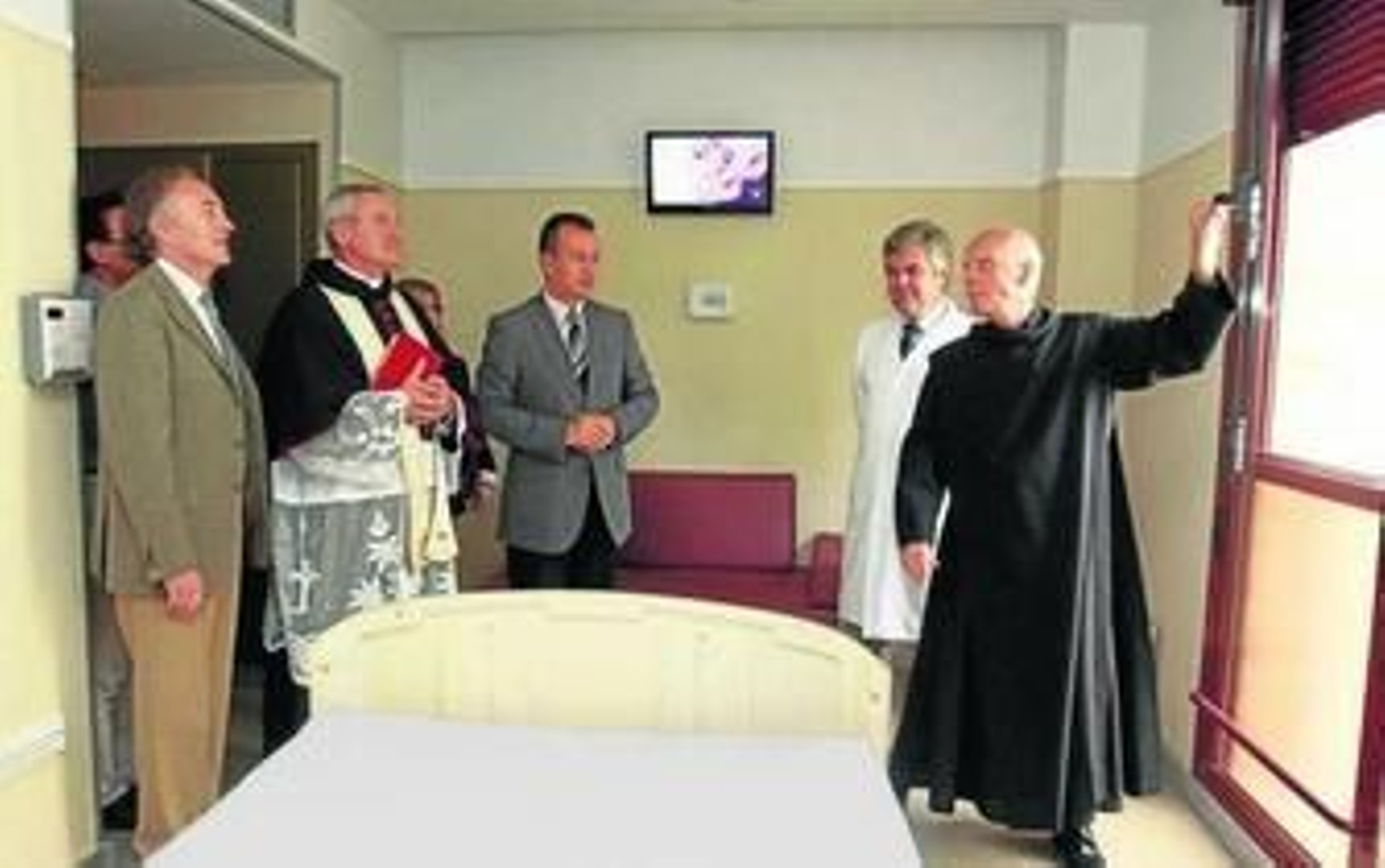 1. En la inauguración estuvieron presentes Ignacio Sánchez Montesinos, Higinio Almagro, el hermano José Hernández y José Luis Salcedo. 2. El pasillo de la planta se ha adaptado a las necesidades de todos los usuarios. 3. Los asistentes al acto visitaron todas las instalaciones. 4. El hermano Juan José Hernández bendijo la nueva planta del edificio.