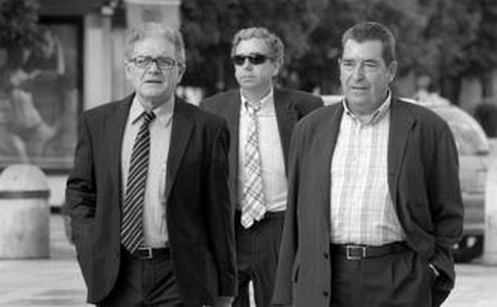 Llegada de Alfonso Suárez (dcha), acompañado de su abogado, que ejerce la acusación particular.