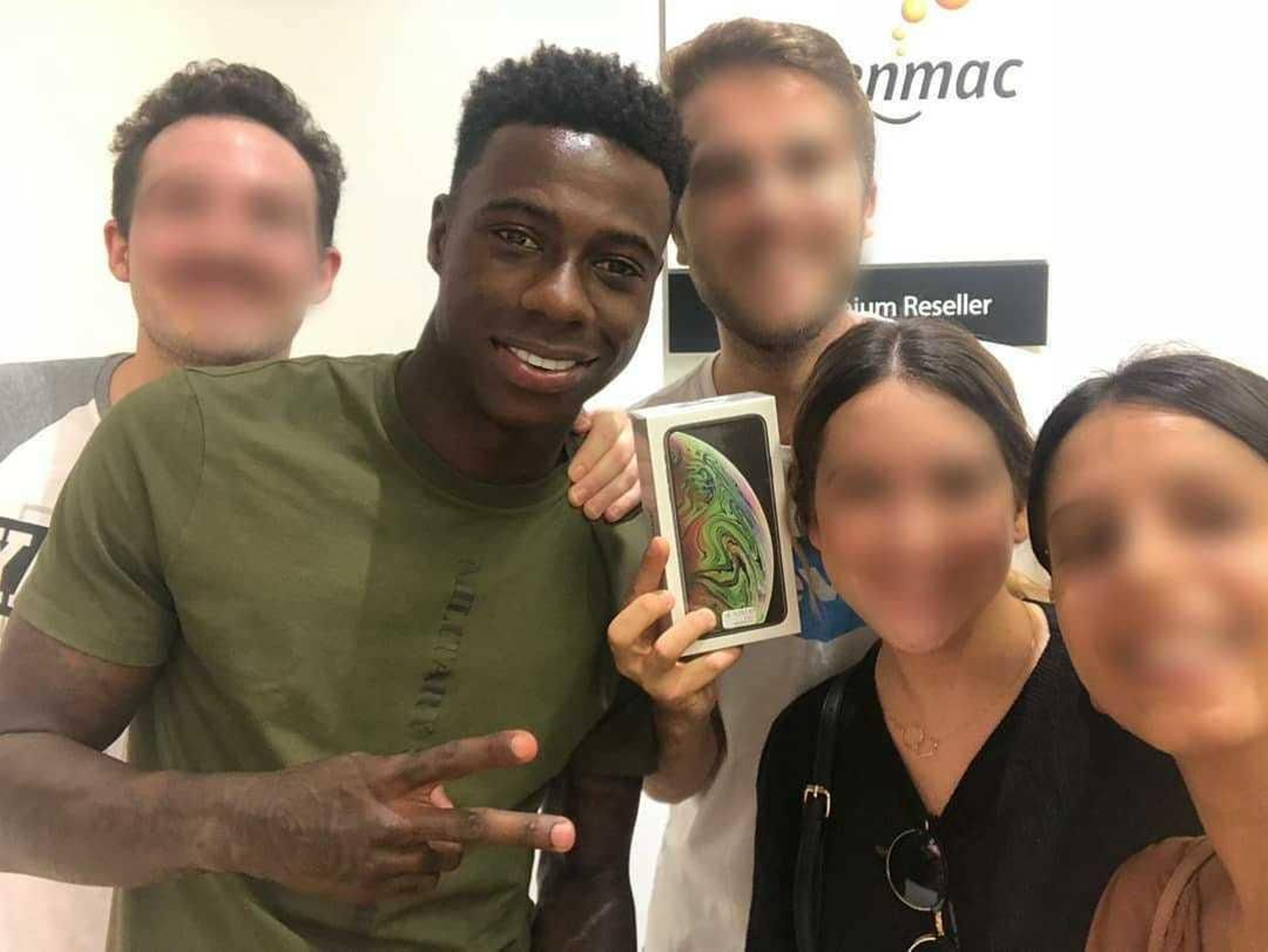 Promes posa junto al joven al que regaló un móvil y sus amigos.