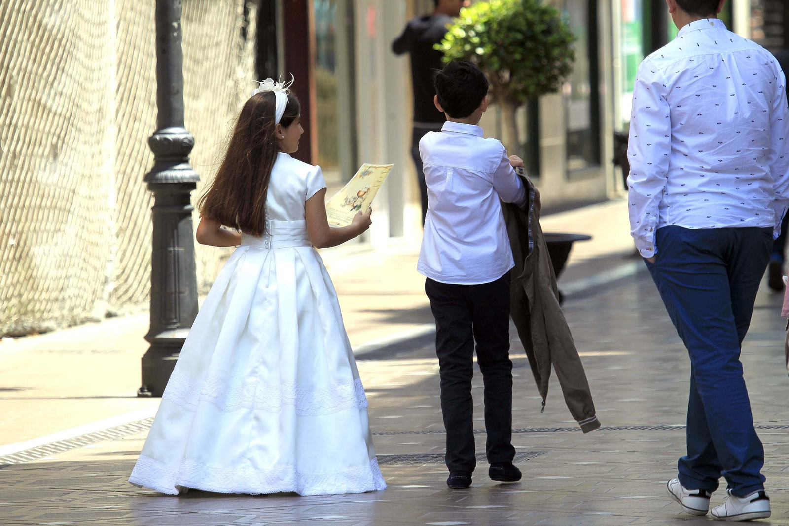 Imagen de archivo de una niña tras su comunión.