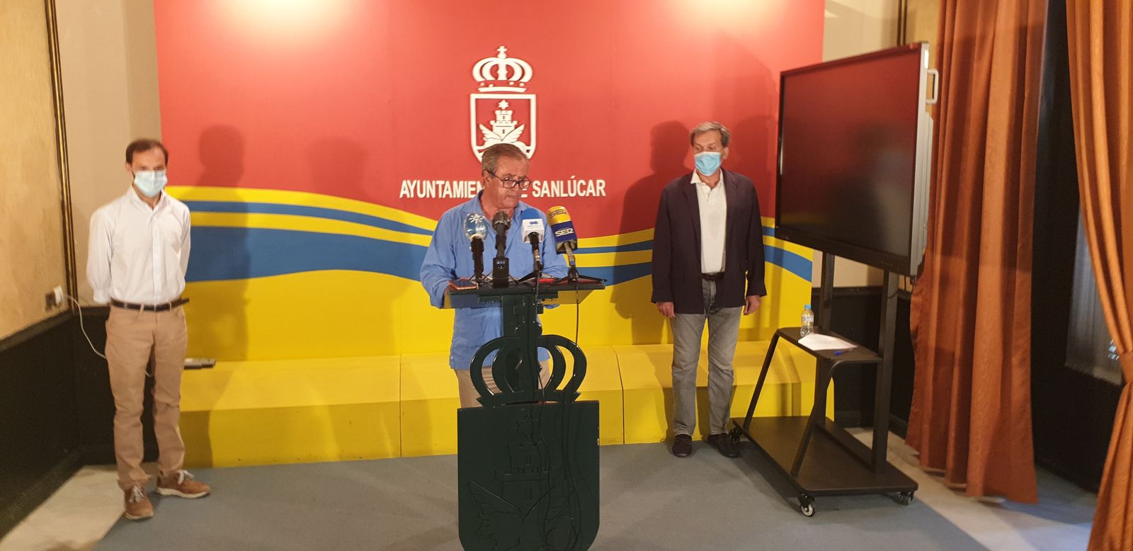 Rafael Hidalgo, presidente de la Sociedad de Carreras, junto a Víctor Mora, alcalde de Sanlúcar, y Javier Gómez Porrúa, responsable de Turismo.