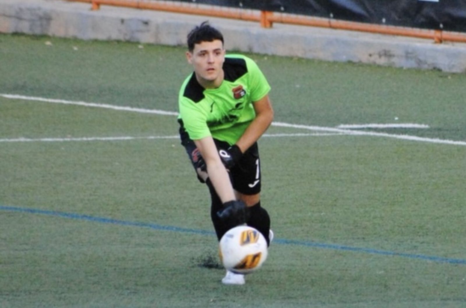 Alejandro Palop saca con la mano en el Alzira-Torrent de juveniles.