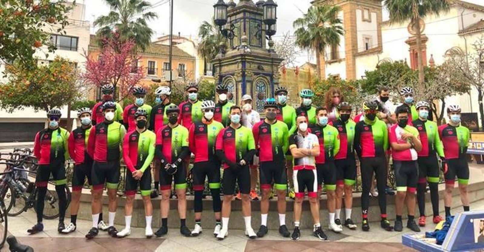 El Surpool Bike Team y Apadis posan juntos en la Plaza Alta.