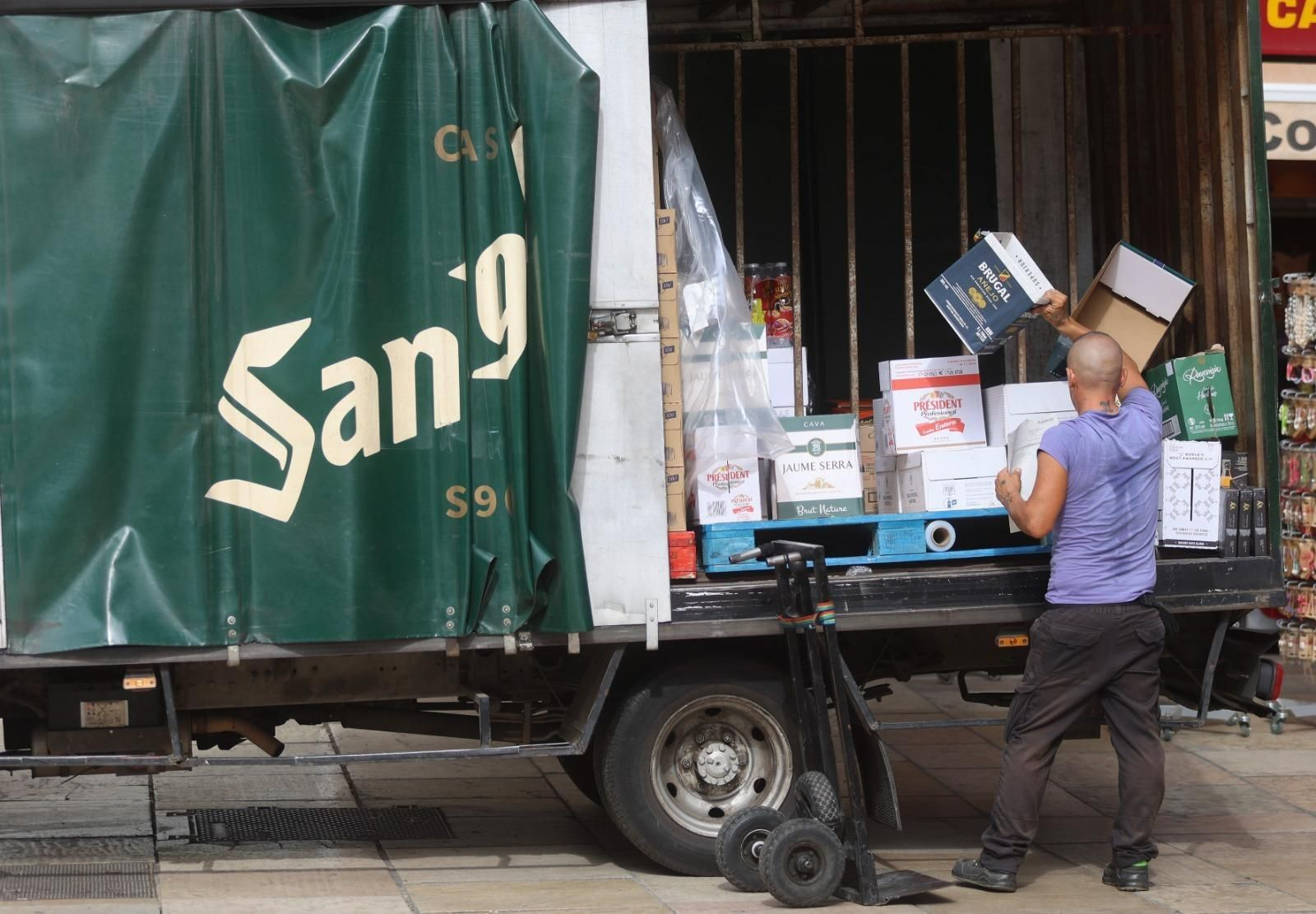 Los bares del Centro de Málaga cargan provisiones para la Feria
