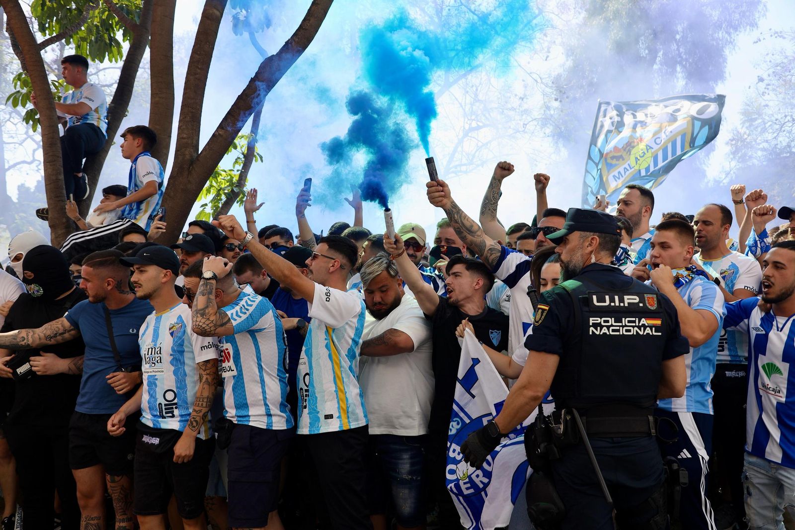 Búscate en las fotos del tremendo recibimiento previo al Málaga CF-Granada