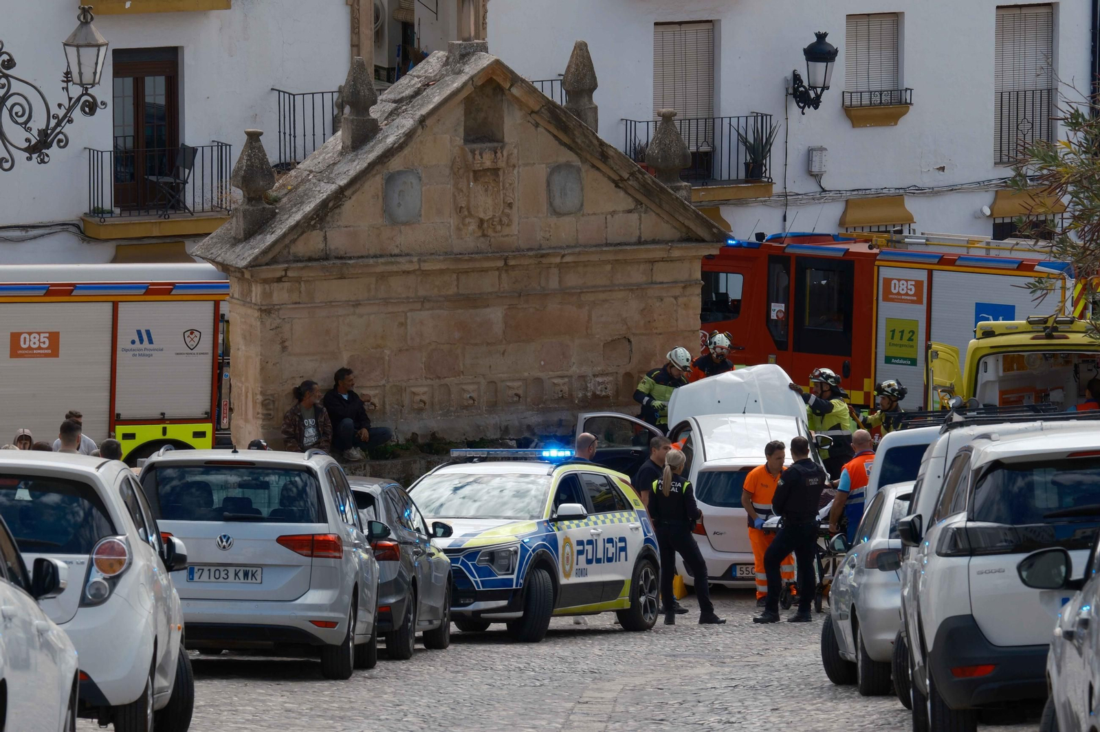 Policía Local y bomberos intervienen en la zona del accidente.