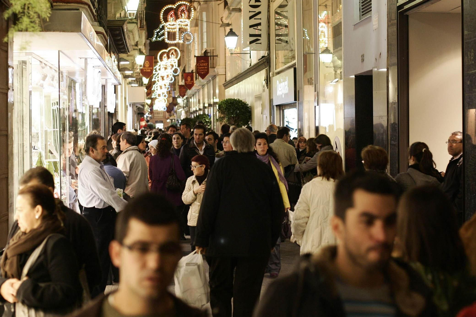 Una imagen de archivo de las calles del centro de Cádiz repletas de viandantes.