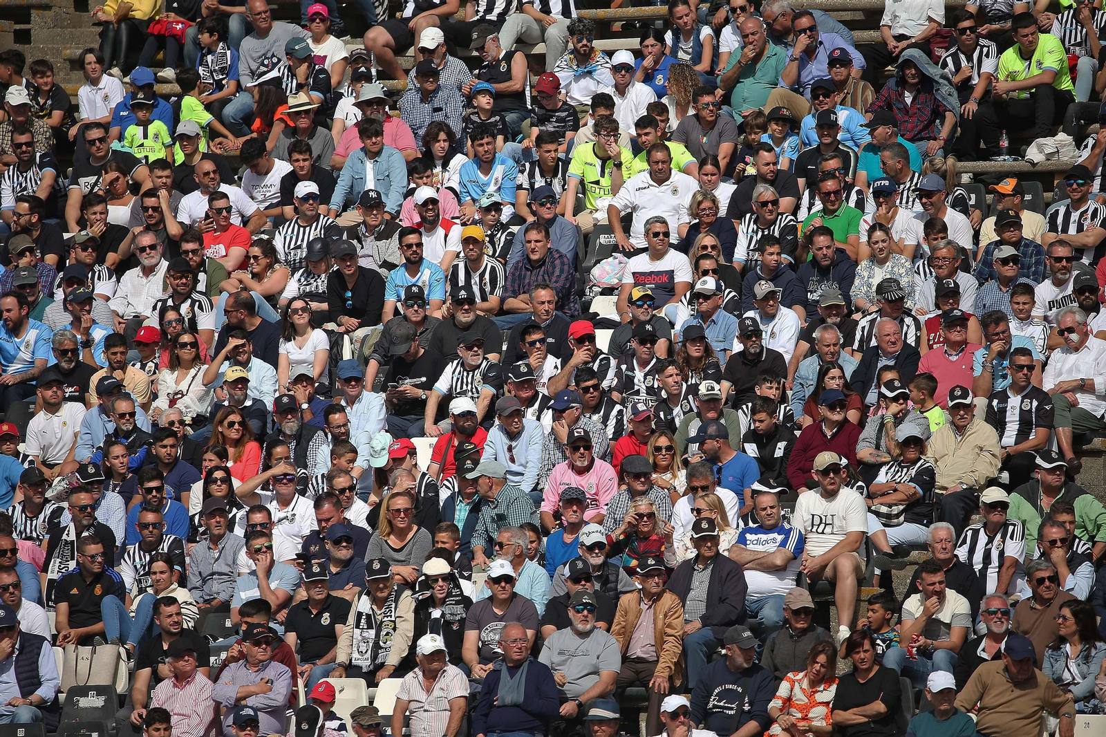 Fotos de la afición durante el Balona - Talavera en el estadio municipal de La Línea