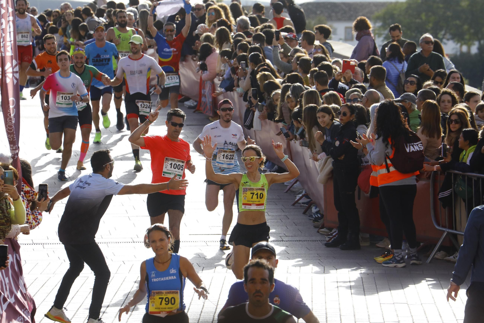 La gloria de cruzar la Puerta del Puente: las fotos de la línea de meta de la Media Maratón de Córdoba 2024