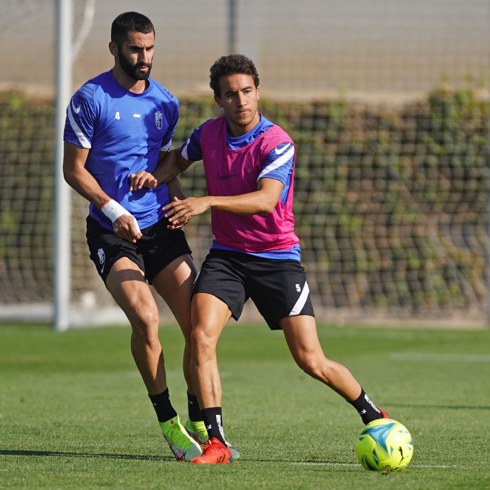 Gonalons y Luis Milla, en el entreno de este viernes