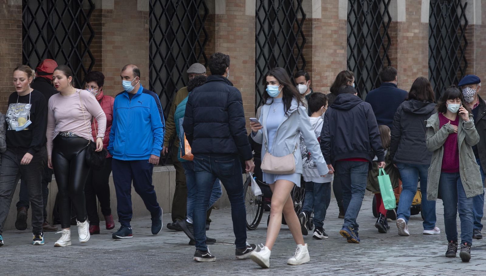 Gente con mascarilla por las calles.