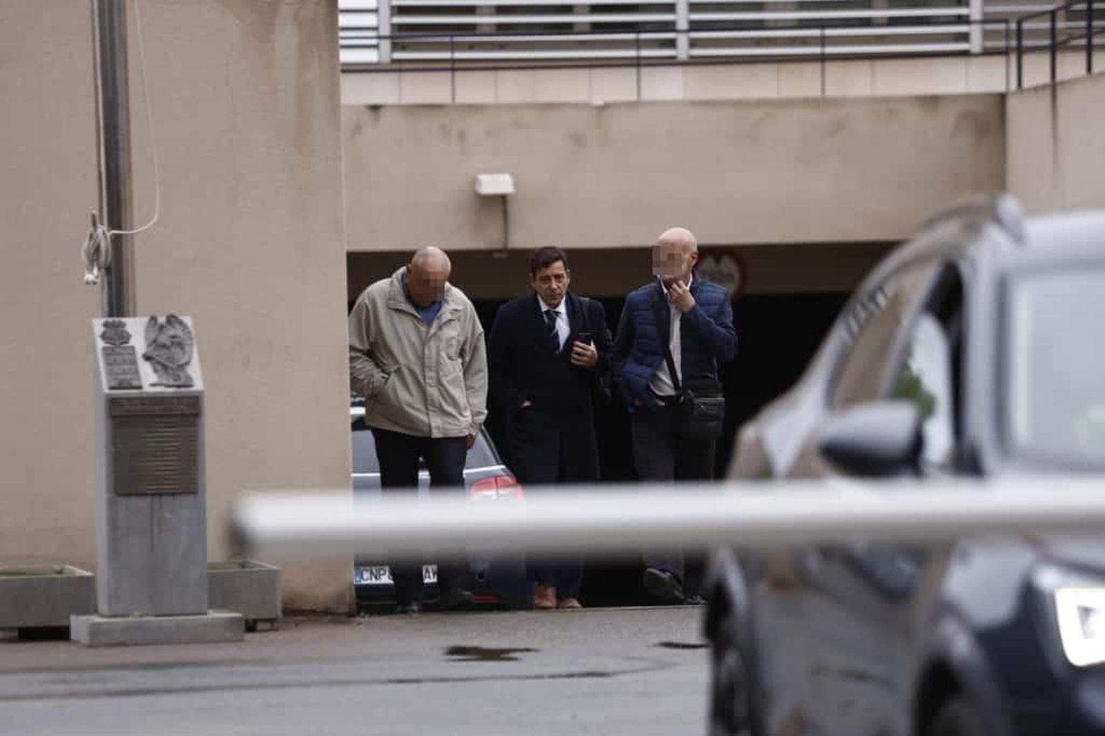 Mandos de la Policía Local, acompañados de su abogado, este viernes en la sede de la Policía Nacional de Granada.