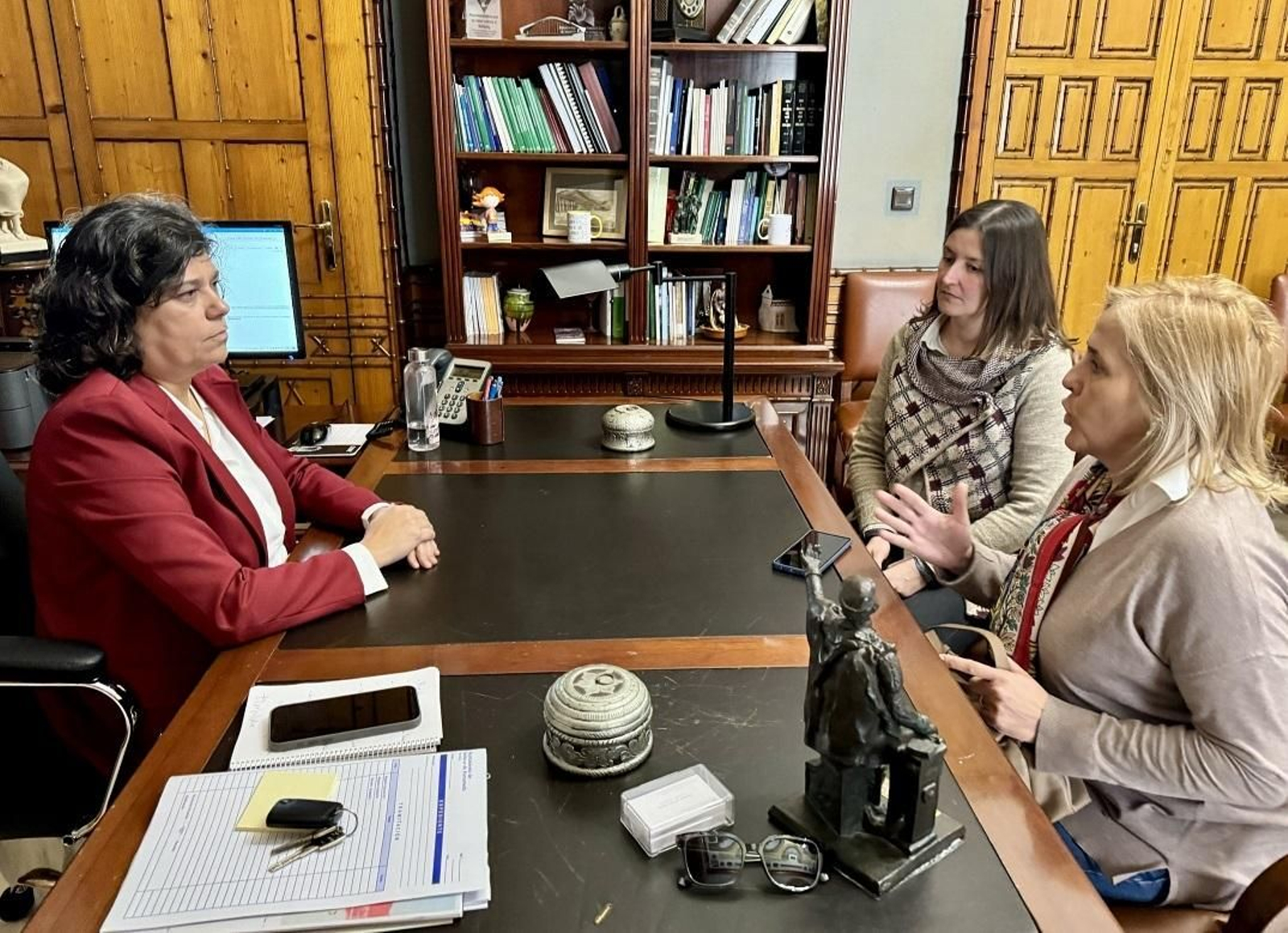 Carmen Álvarez reunida con María Dolores López, gerente de Aqualia, y Ana María Nevado