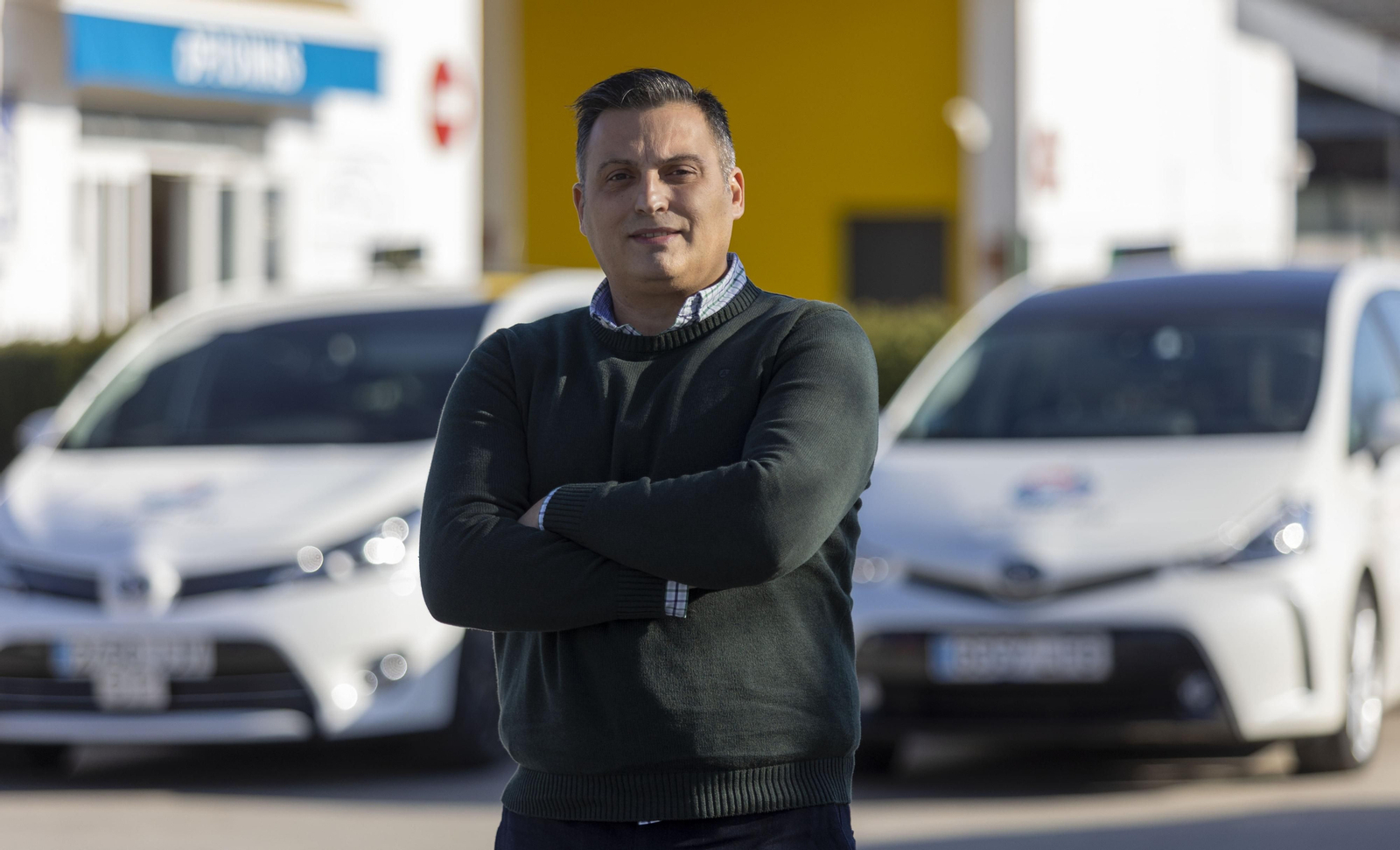 Capelo junto a taxis aparcados en la sede de la asociación.