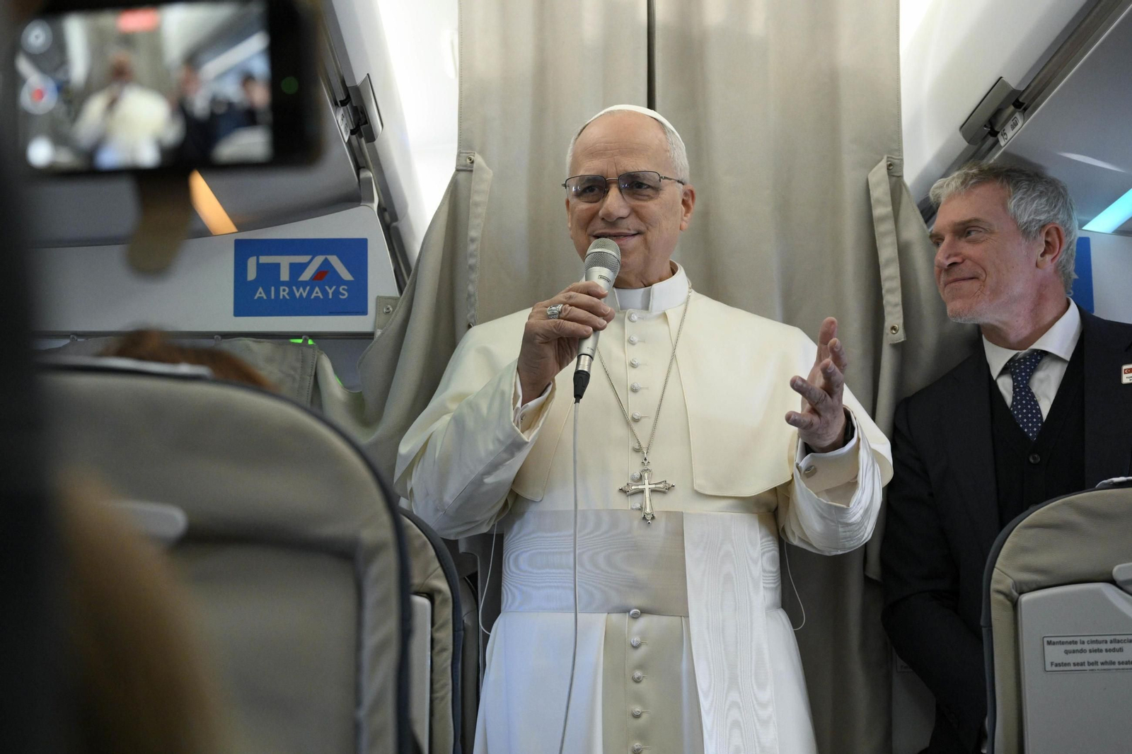 El papa Leo XIV saluda a los miembros de la prensa que lo acompañan en su primer viaje, a Turquía y el Líbano.