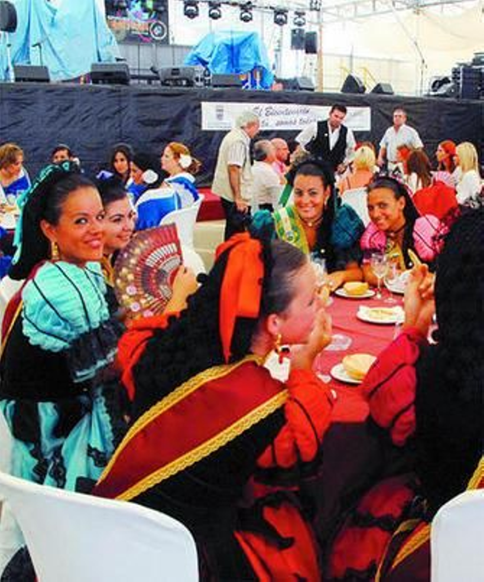 1. Salineras y damas de la Bahía posan ayer tarde ante la típica caballa de la Feria de la Isla. 2. Varias piconeras de Cádiz en el almuerzo que ayer se ofreció en la Caseta Municipal. 3. Ambiente en el interior de una caseta del recinto ferial, en la noche del pasado viernes, en la que se registró una notable afluencia de público. 1. Salineras y damas de la Bahía posan ayer tarde ante la típica caballa de la Feria de la Isla. 2. Varias piconeras de Cádiz en el almuerzo que ayer se ofreció en la Caseta Municipal. 3. Ambiente en el interior de una caseta del recinto ferial, en la noche del pasado viernes, en la que se registró una notable afluencia de público.