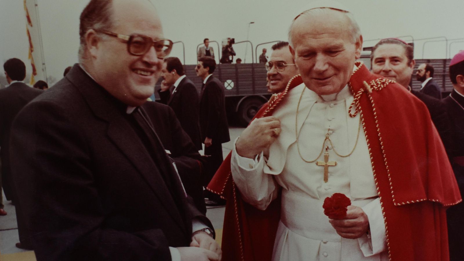 Antonio Hiraldo recibe a Juan Pablo II en el aeropuerto de Sevilla, en el otoño de 1982.