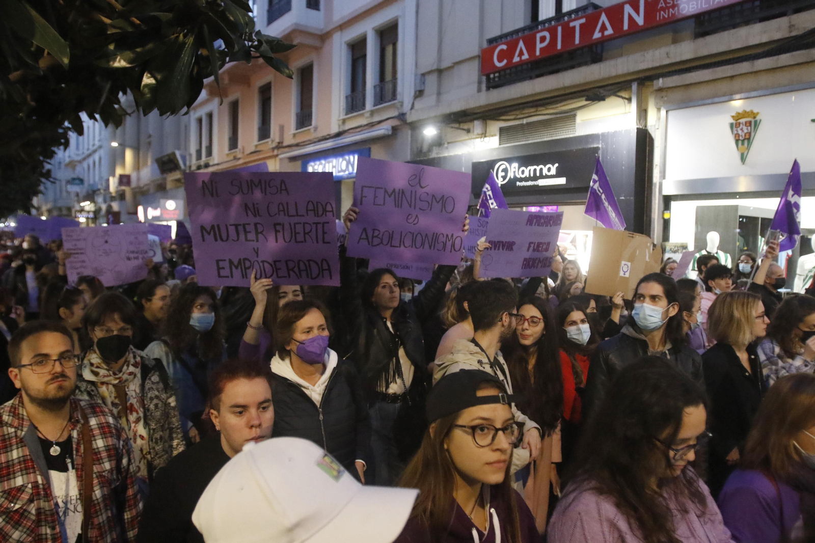 La manifestación del 8M en Córdoba, en fotografías