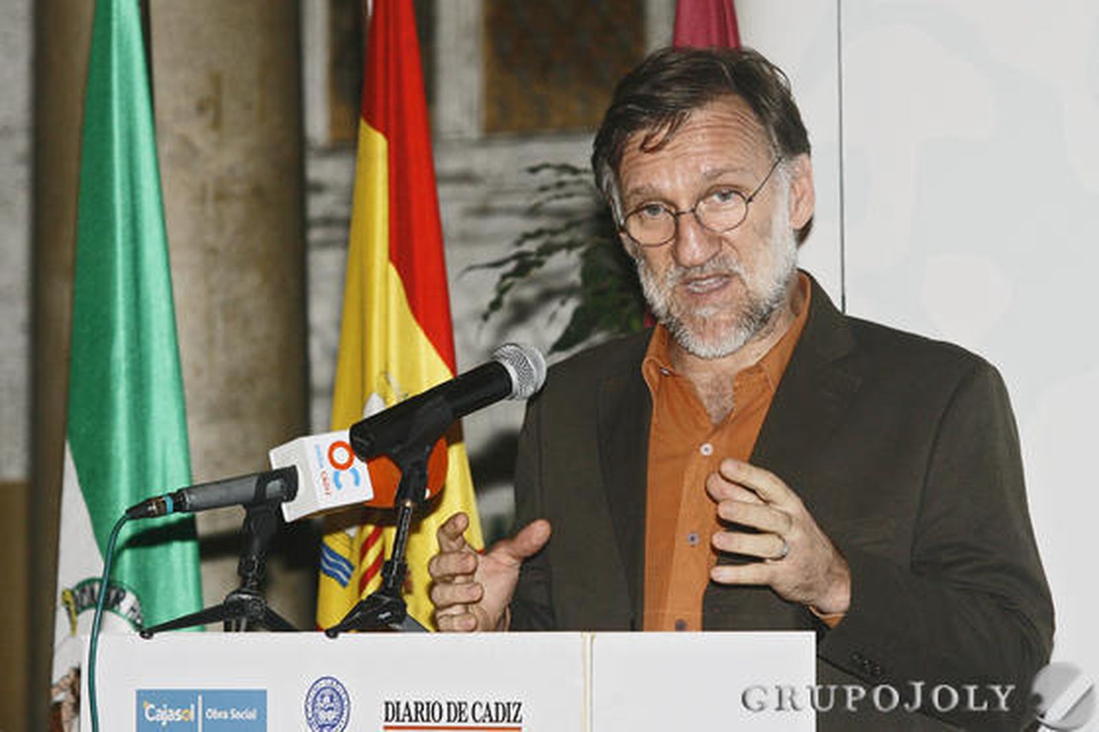 José Antonio Bastos, en un momento de su intervención en el Casino dentro del Foro de Cádiz.  Foto: Joaquin Pino