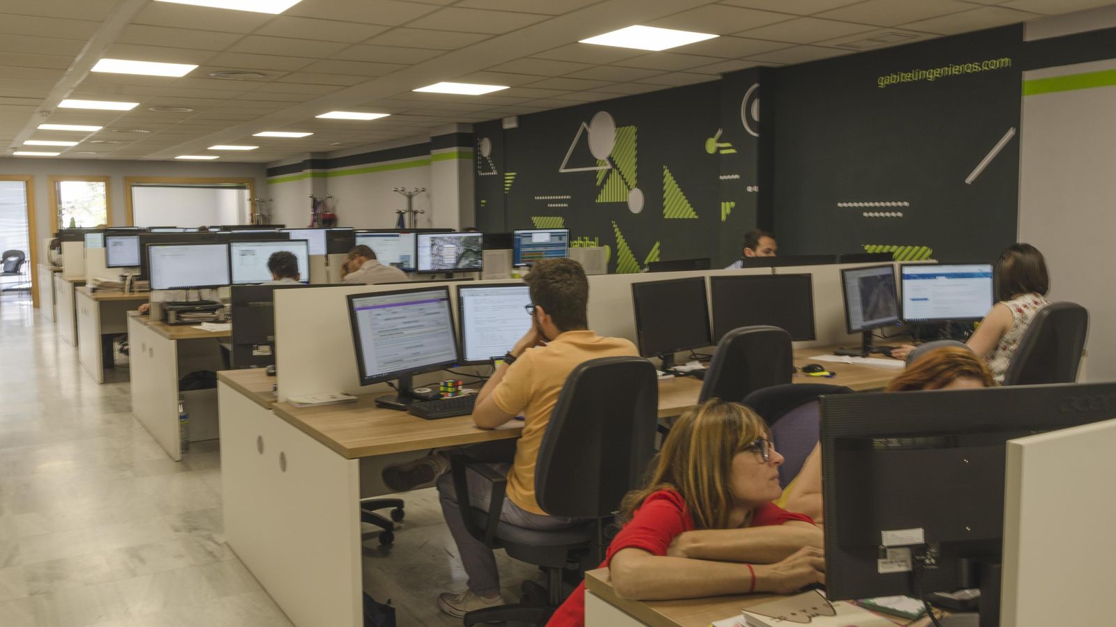 Los trabajadores de la nueva planta de Gabitel Ingenieros en su sede principal sita en Huelva capital e inaugurada recientemente. Los trabajadores de la nueva planta de Gabitel Ingenieros en su sede principal sita en Huelva capital e inaugurada recientemente.