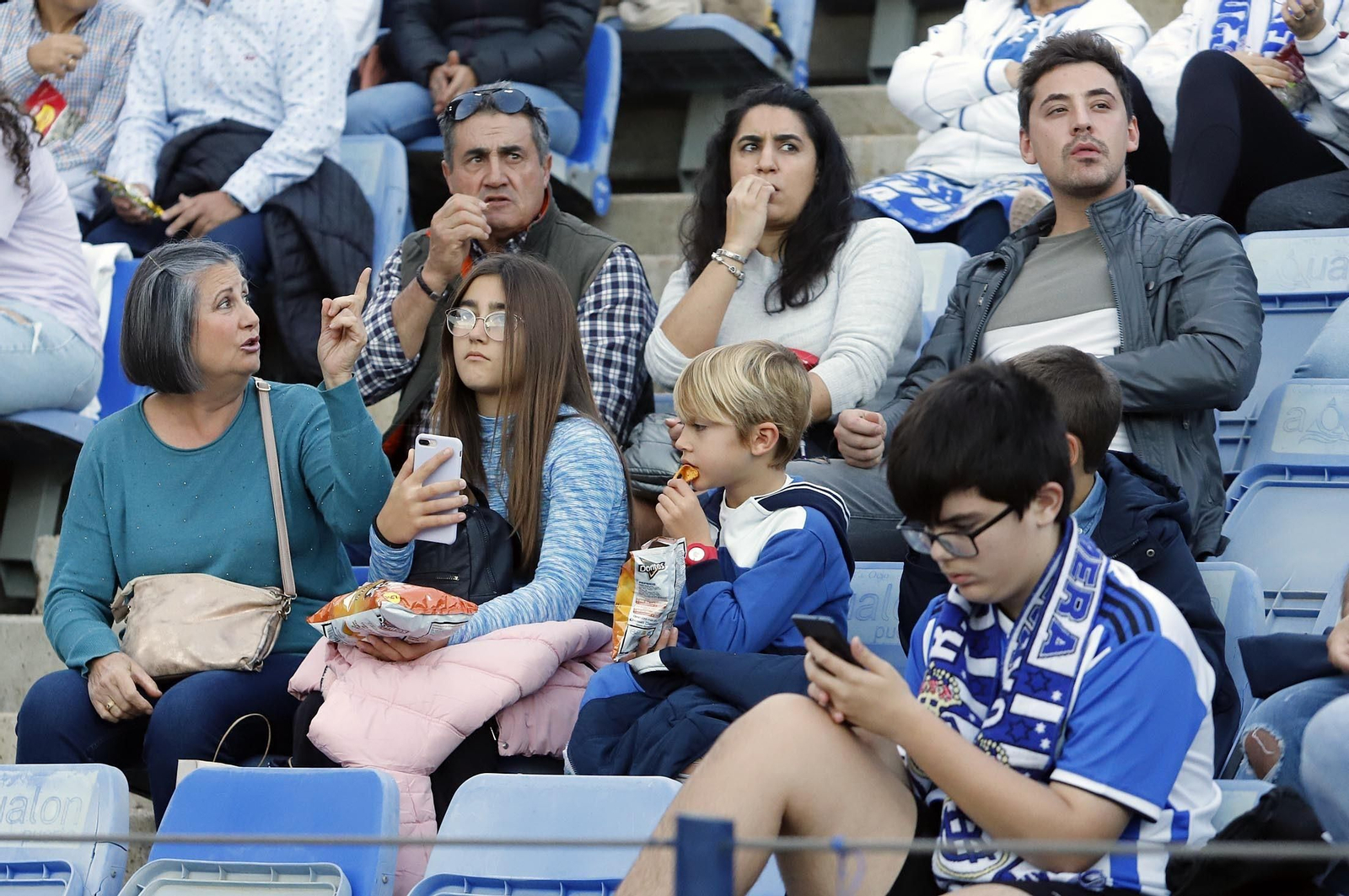 Gran ambiente en las gradas del Nuevo Colombino para el Recre-At Sanluqueño, en imágenes