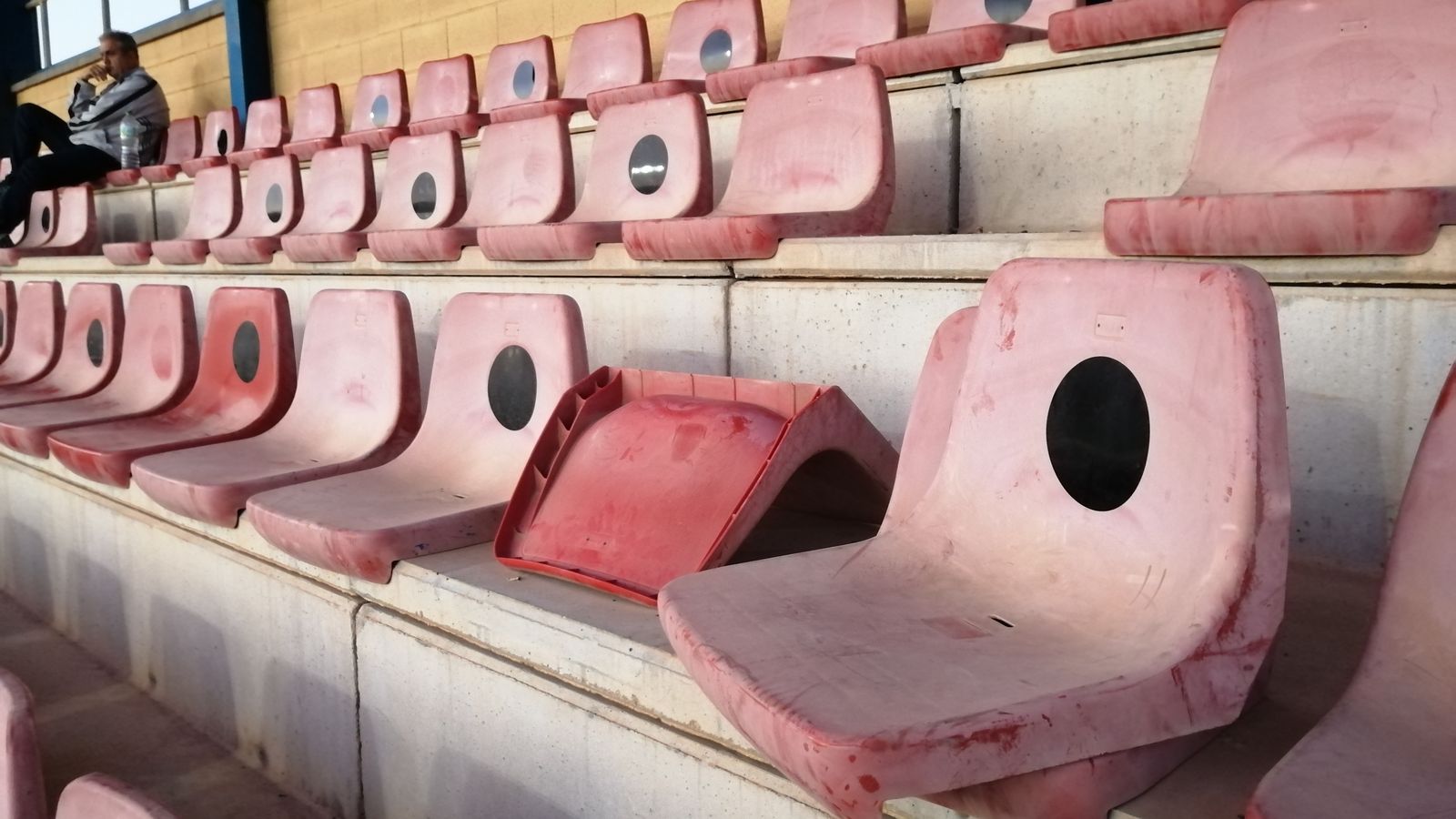 Asientos arrancados de la grada de la Ciudad Deportiva de La Cañada