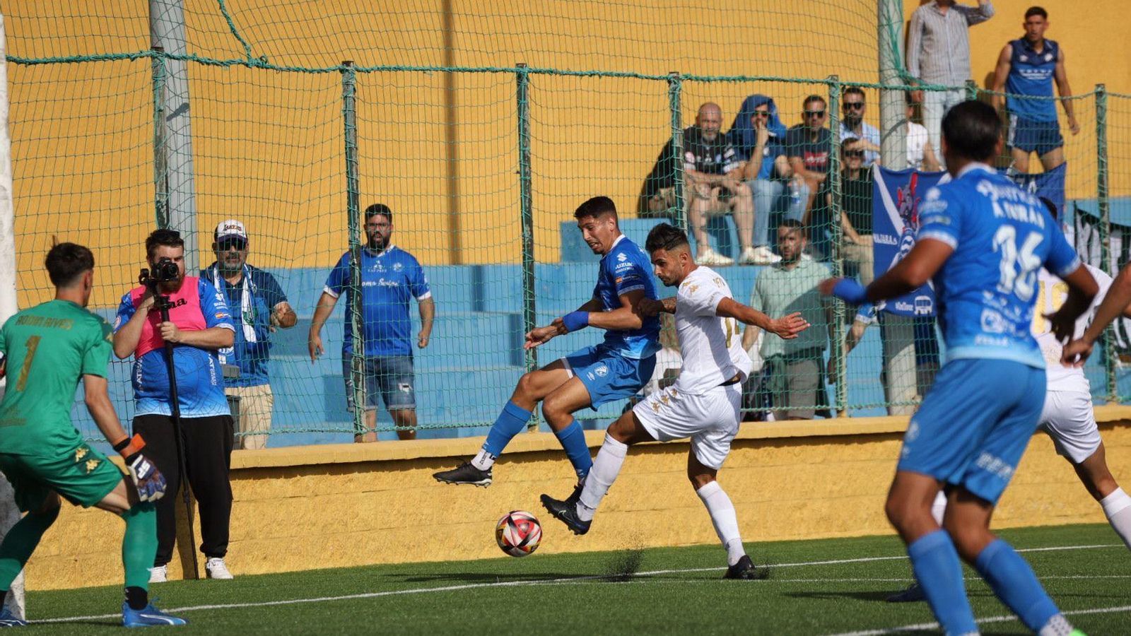 Hugo Carrillo pelea por el balón en el área con un jugador caballa.