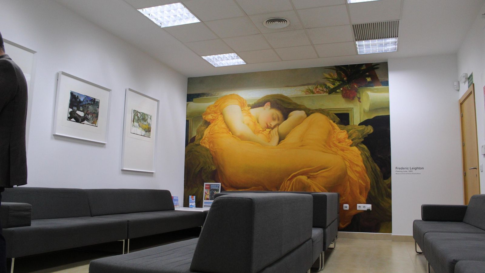 Sala de espera, área de consultas de la Clínica Astarté.