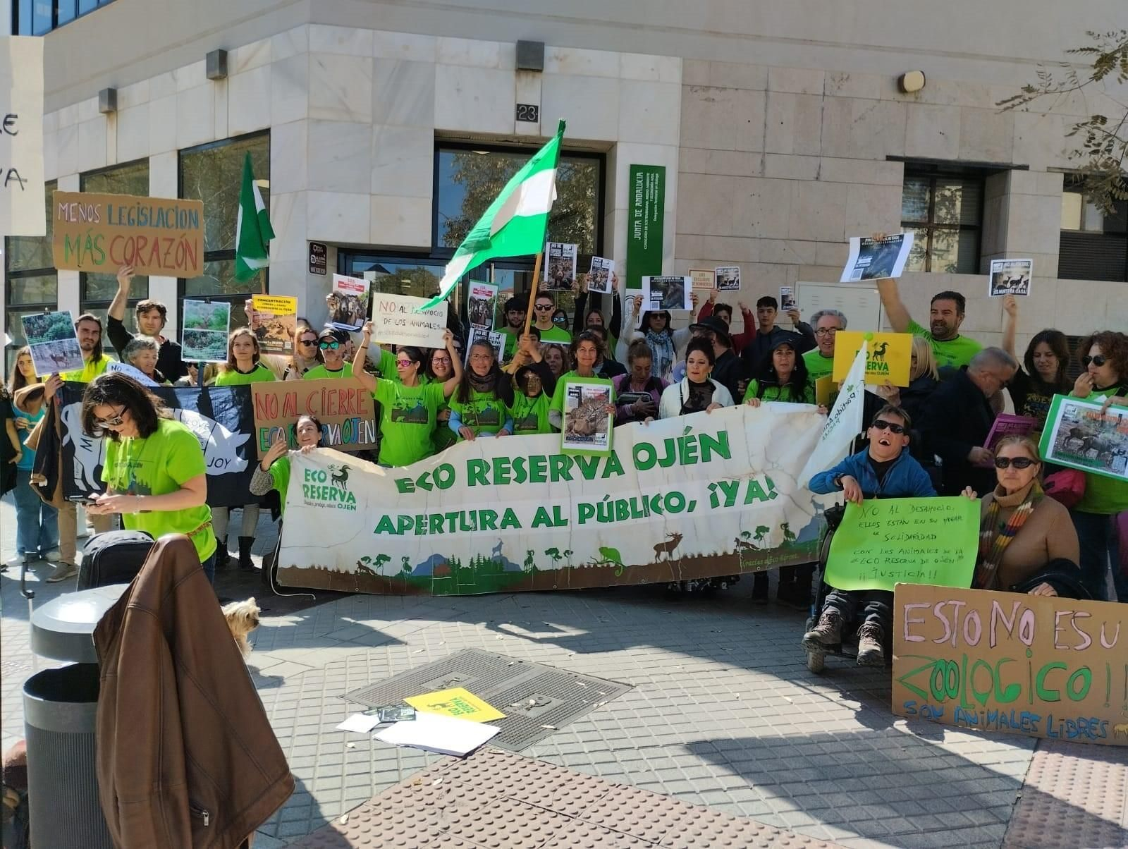 La manifestación contra el cierre de la Eco Reserva de Ojén en Málaga. La manifestación contra el cierre de la Eco Reserva de Ojén en Málaga.