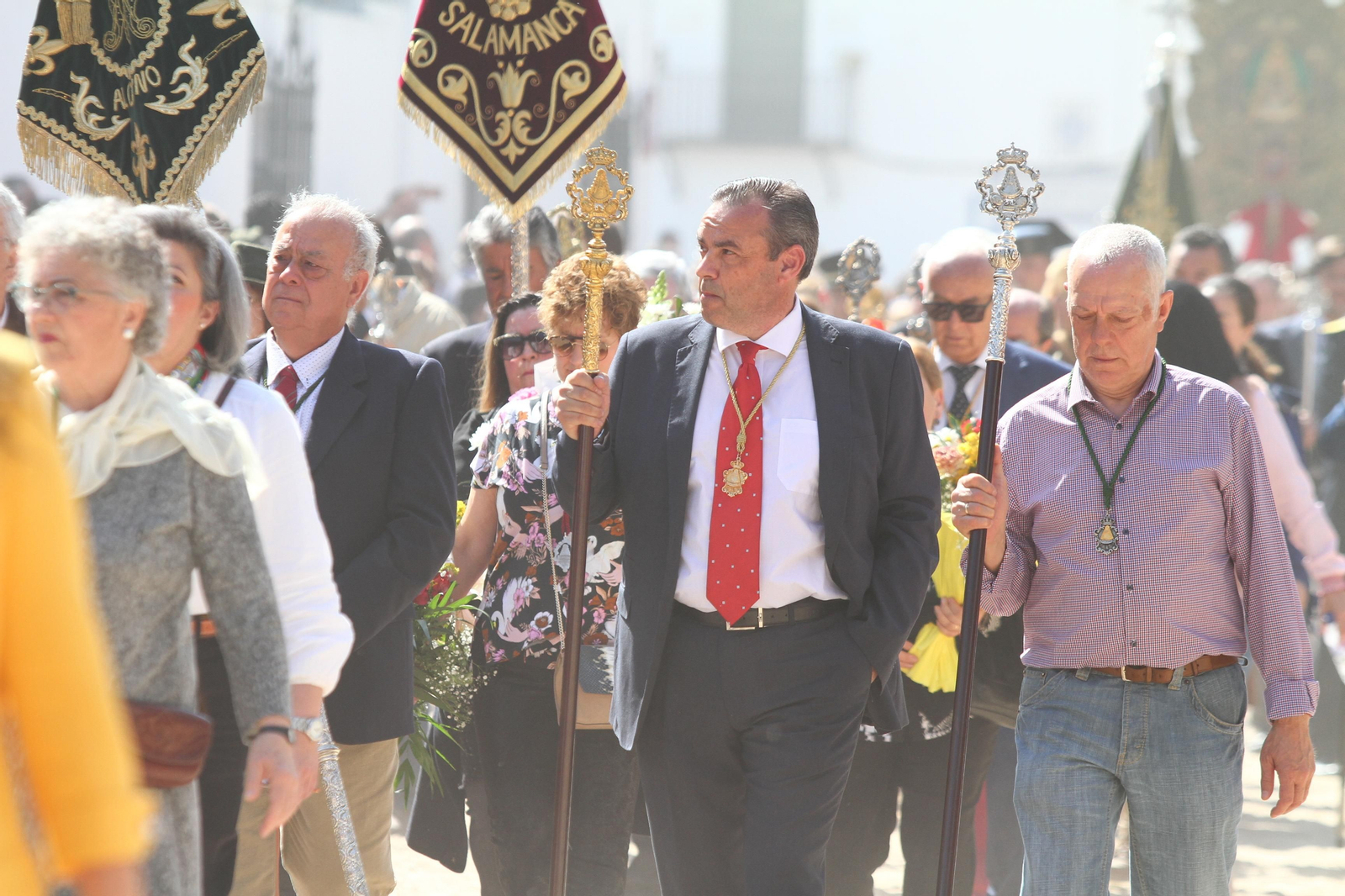 La Hermandad de Huelva se presenta ante la Virgen del Rocío en su peregrinación a la aldea almonteña