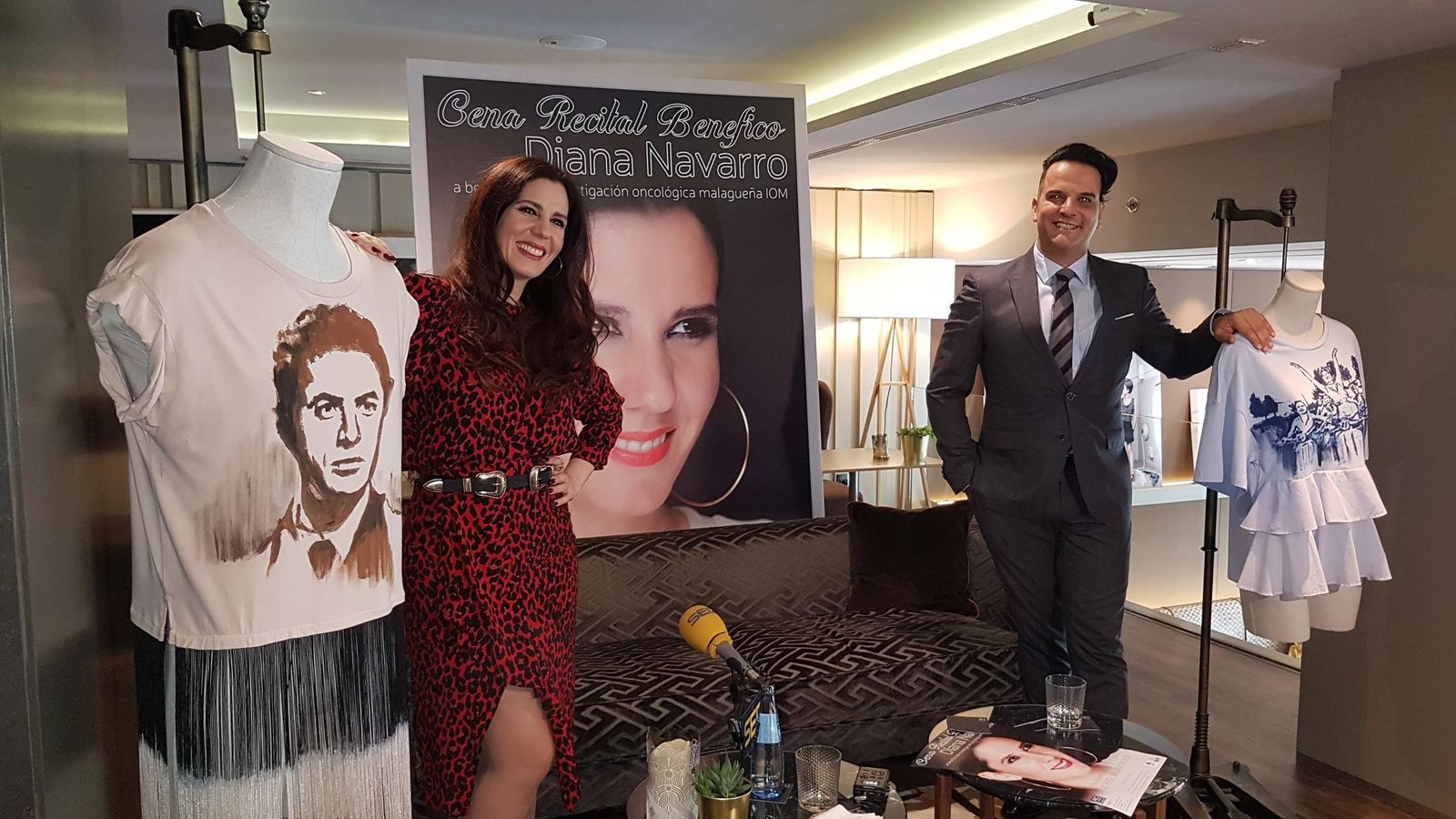 Diana Navarro junto al director del AC Málaga Palacio