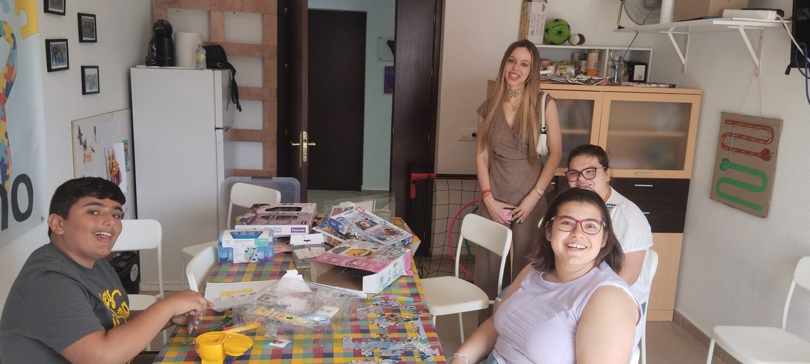 Mireia, junto a jóvenes de esta entidad.