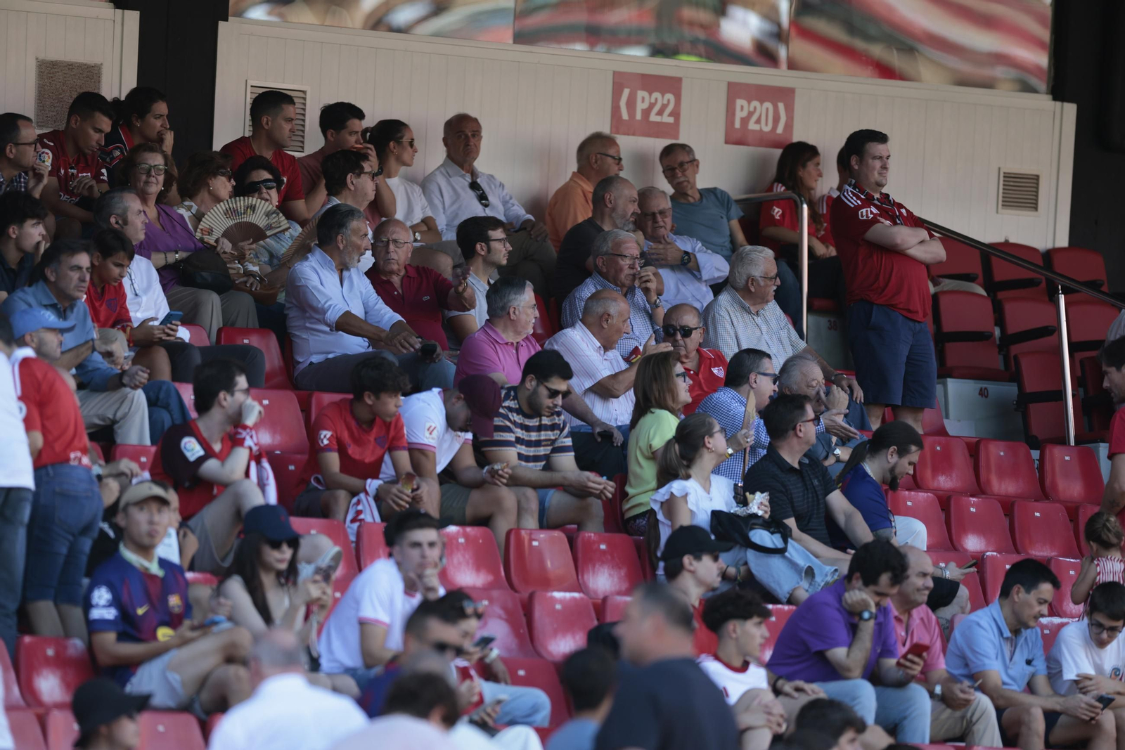 Búscate en las fotos del Sevilla FC - Barcelona