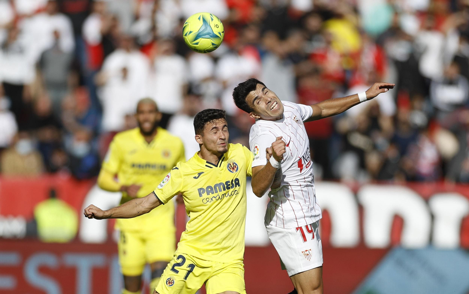 Acuña se impone a Yeremi Pino en un balón aéreo.