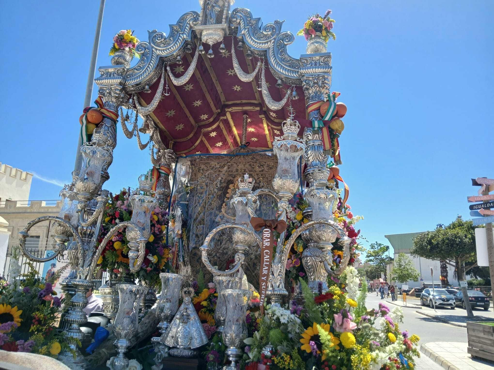 Rocío 2024: Imágenes del Primer día de embarque de romeros en Bajo de Guía en Sanlúcar