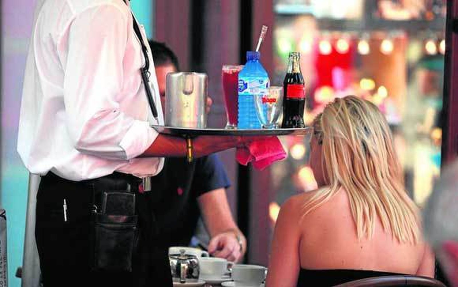 Un camarero atiende en una terraza de un local en la capital gaditana. /Julio González