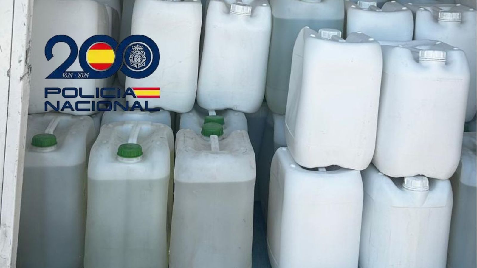 Parte de las garrafas de combustible intervenidas por la Policía Nacional a los petaqueros.