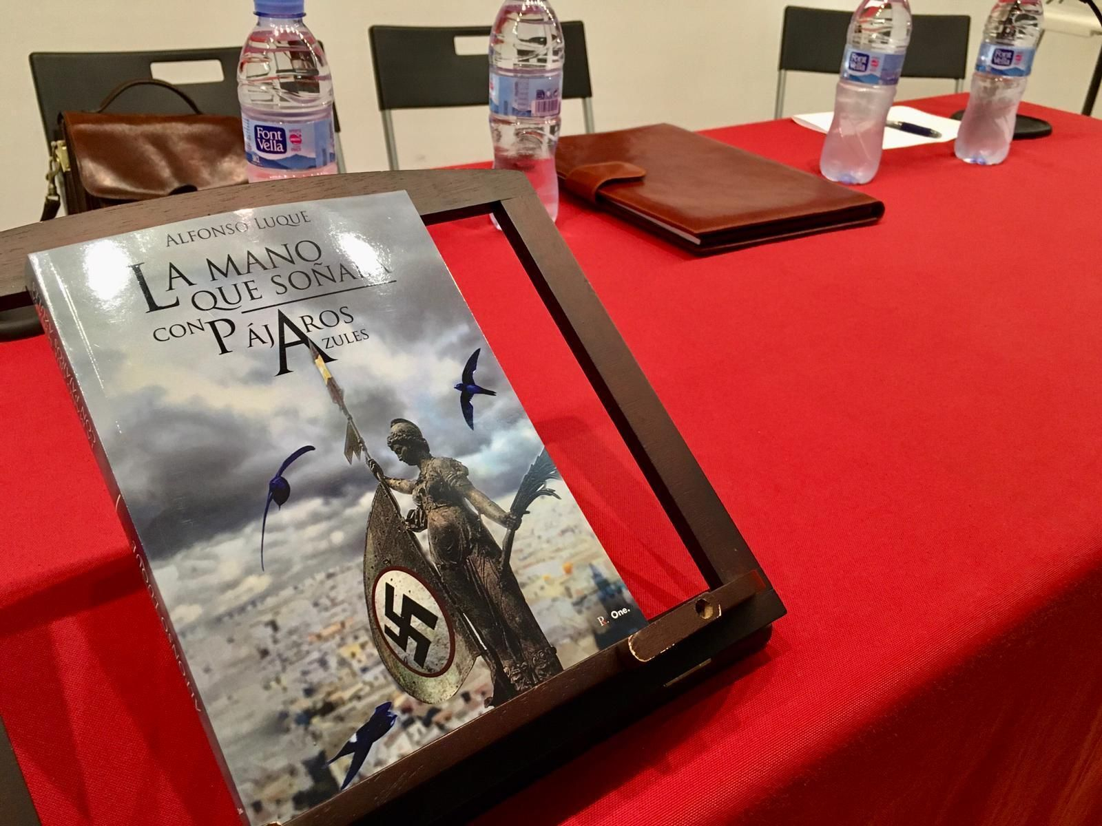 El Giraldillo con una esvástica nazi es el reclamo de la portada de la obra.