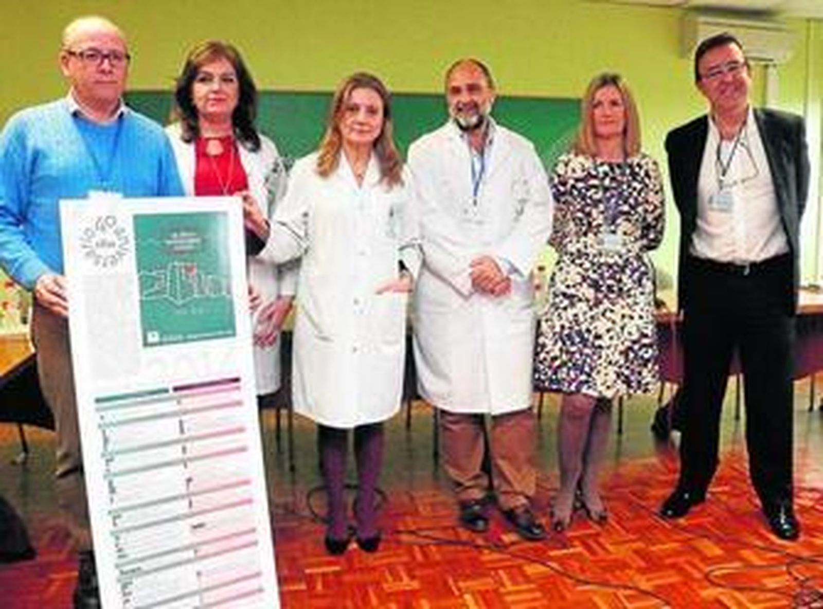 Marina Álvarez, en el centro, ayer en la sala de prensa del Hospital.