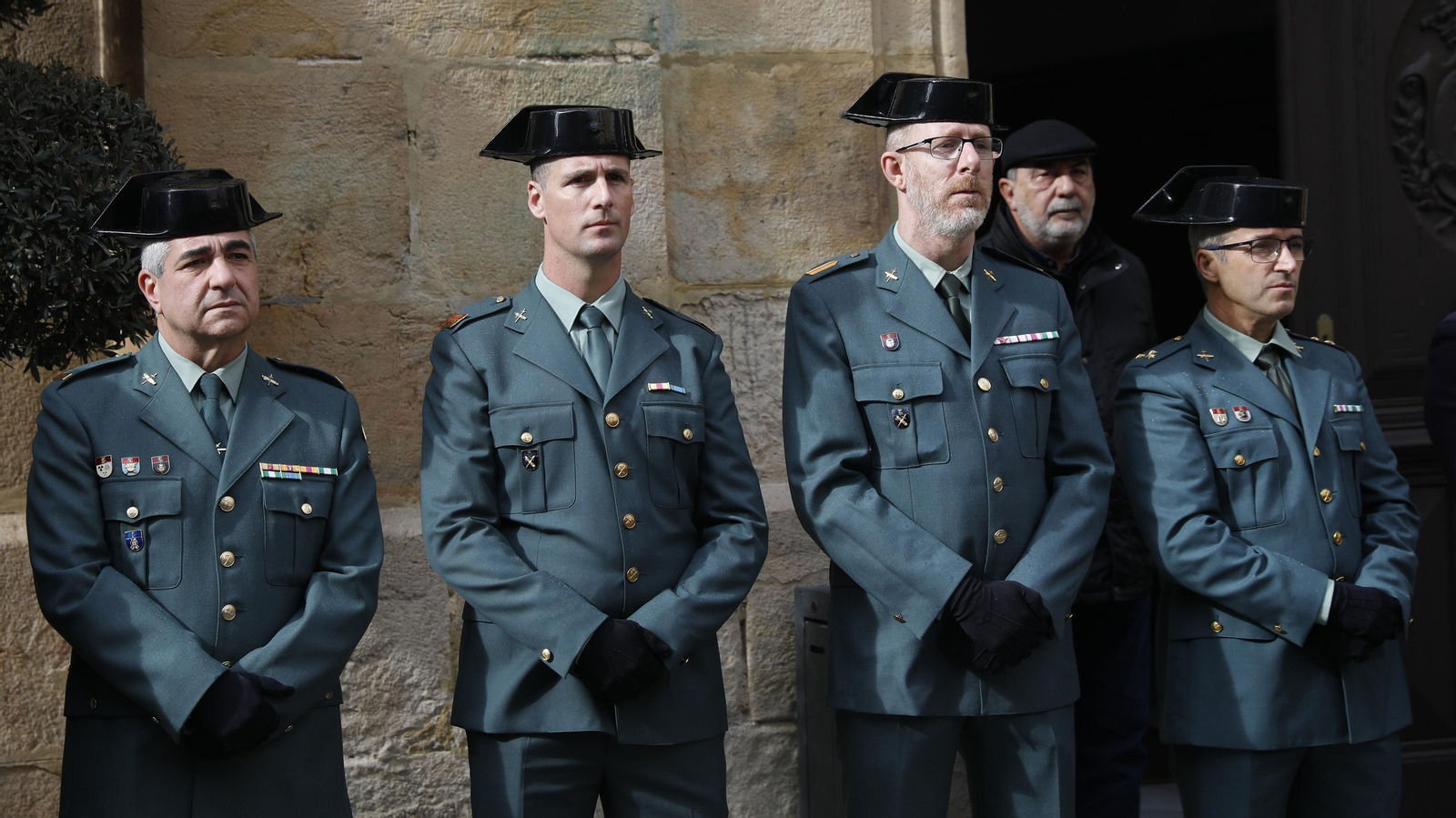 Las fotos de la concentración silenciosa por la muerte de dos guardias civiles en Barbate