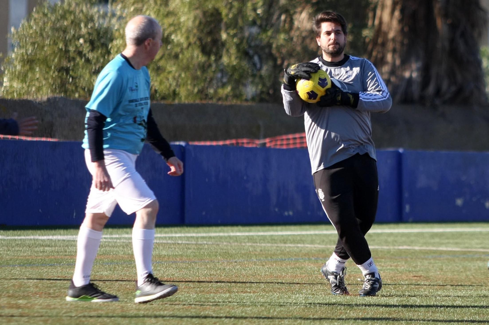 Imágenes del partido homenaje a los árbitros históricos de fútbol de Huelva