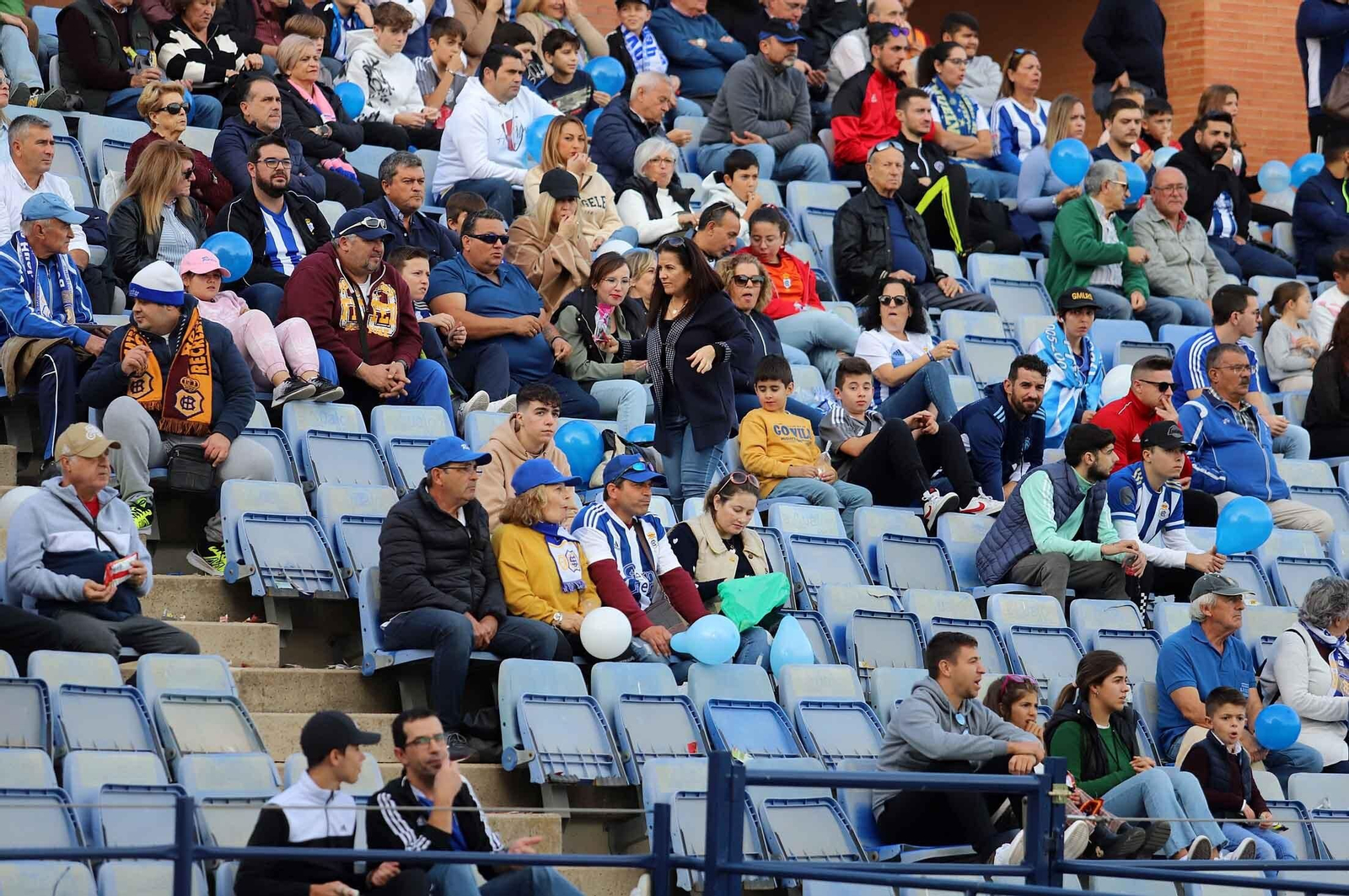 Imágenes del ambiente en las gradas del Nuevo Colombino