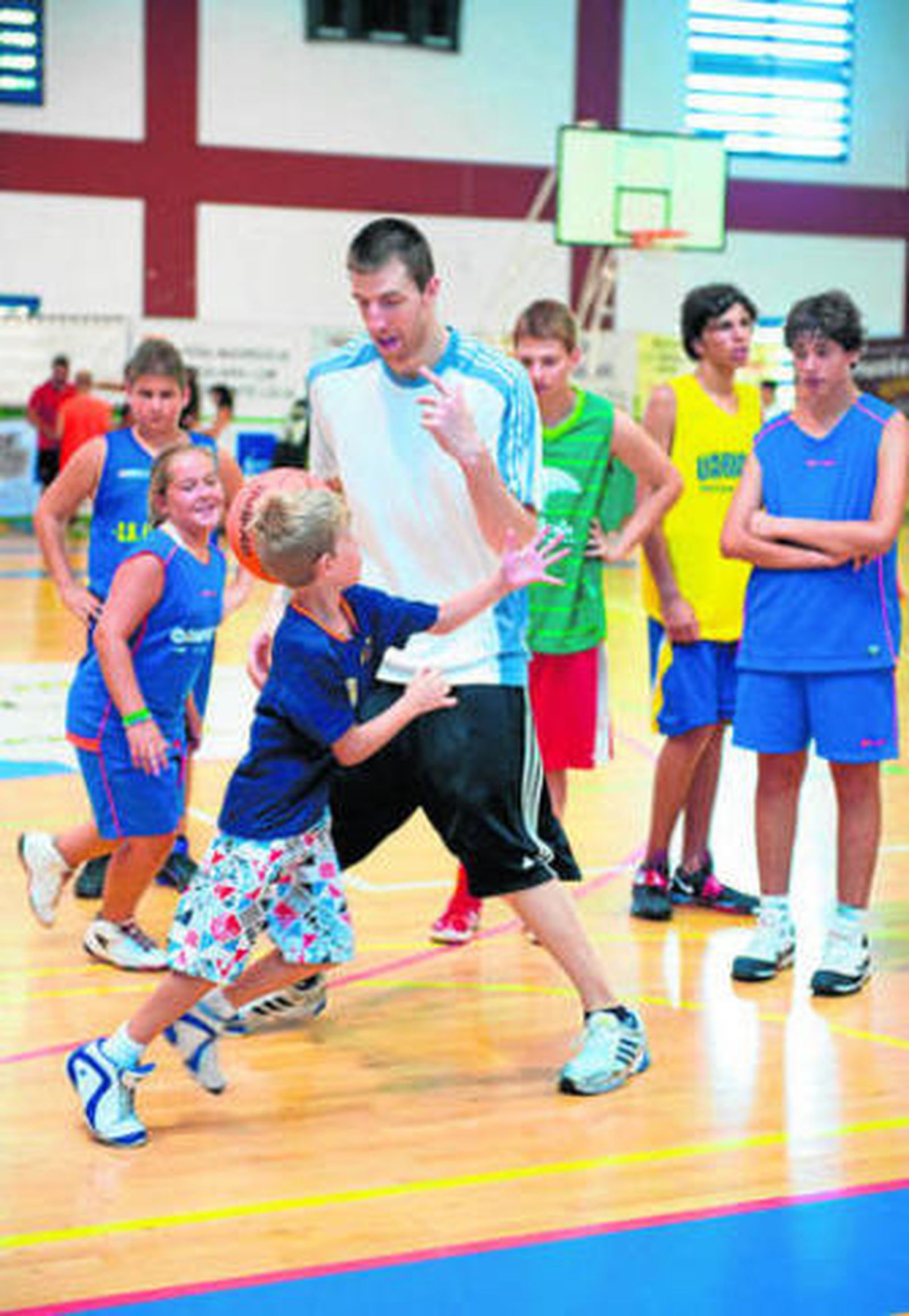 Fran Vázquez, ayer con unos niños del Campus Villa de Frigiliana.